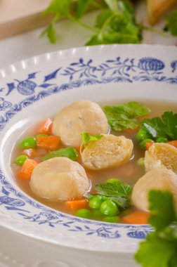 Tavuk köfte ile taze sebze çorbası