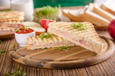 Panini peynir jambon kızarmış ekmek, taze elma sandwitch