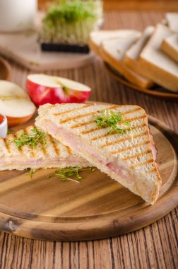 Panini peynir jambon kızarmış ekmek, taze elma sandwitch