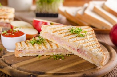 Panini peynir jambon kızarmış ekmek, taze elma sandwitch