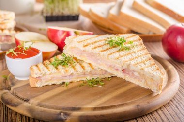 Panini peynir jambon kızarmış ekmek, taze elma sandwitch