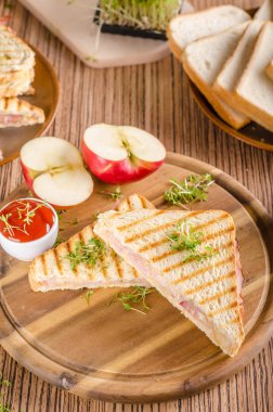 Panini peynir jambon kızarmış ekmek, taze elma sandwitch