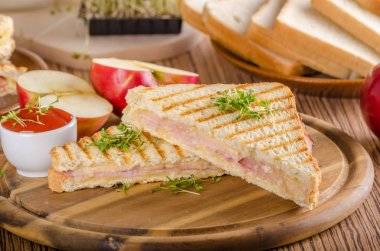 Panini peynir jambon kızarmış ekmek, taze elma sandwitch