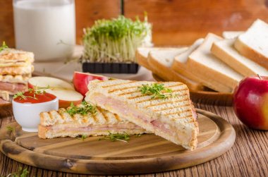 Panini peynir jambon kızarmış ekmek, taze elma sandwitch