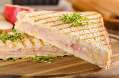 Panini peynir jambon kızarmış ekmek, taze elma sandwitch