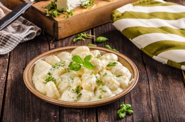 Peynirli gnocchi rokfor soslu ve galic
