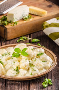 Peynirli gnocchi rokfor soslu ve galic