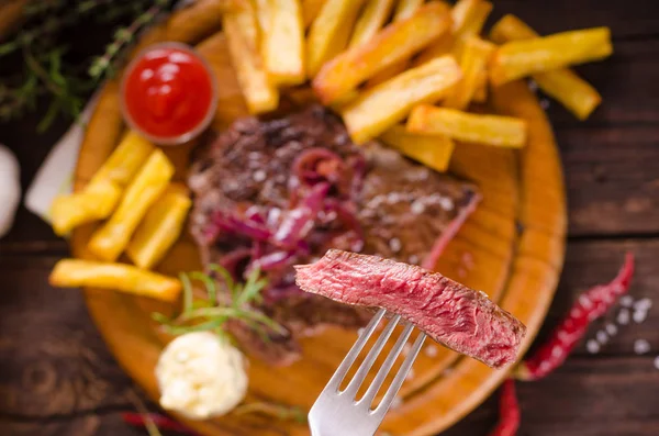 Beef steak with homemade french fries, beer and tartar sauce — Stock Photo, Image