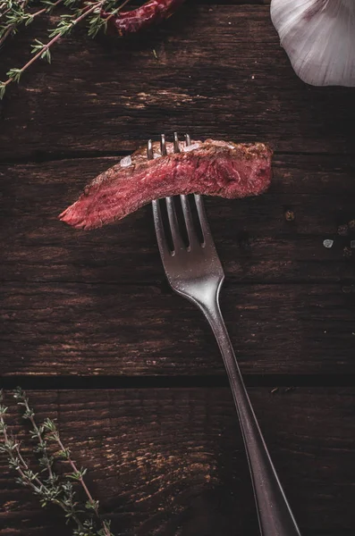 Carne de res con papas fritas caseras, cerveza y salsa tártara —  Fotos de Stock