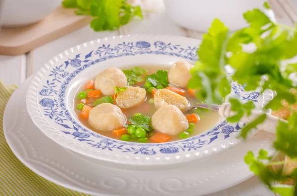 Soupe de légumes frais avec boulettes de poulet — Photo