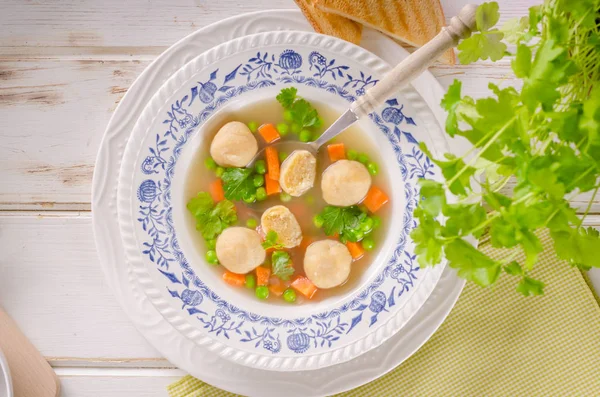 Supă proaspătă de legume cu găluște de pui — Fotografie, imagine de stoc