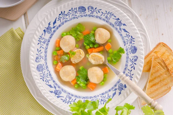 Supă proaspătă de legume cu găluște de pui — Fotografie, imagine de stoc
