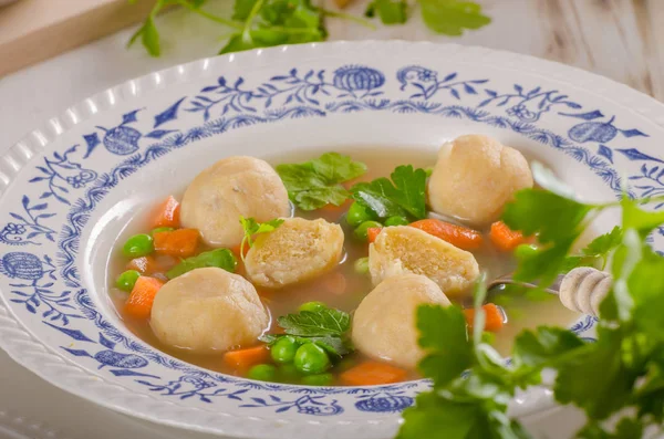 Свежий овощной суп с куриными пельменями — стоковое фото