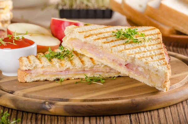 Panini kaas ham toast, vers apple sandwitch — Stockfoto