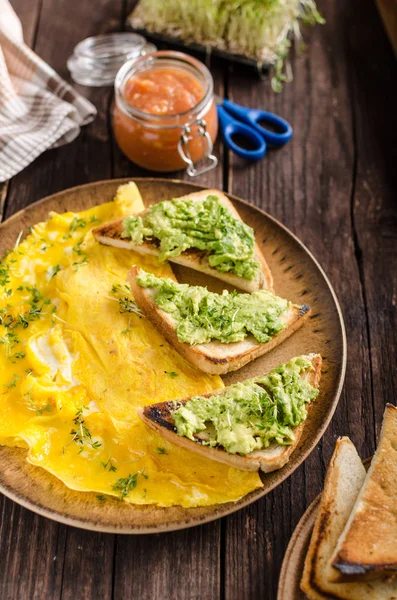 Ägg omelett med vitlök avokado toast — Stockfoto