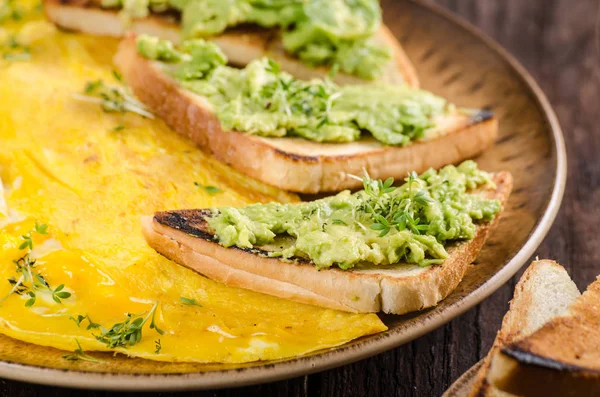 Ägg omelett med vitlök avokado toast — Stockfoto