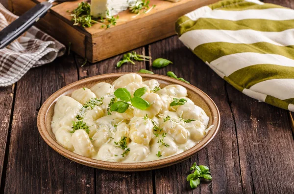 Nhoque de queijo com molho de queijo azul e gálico — Fotografia de Stock