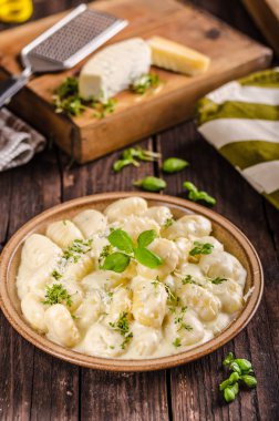 Peynirli gnocchi rokfor soslu ve galic