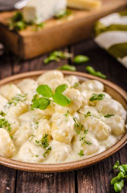 Peynirli gnocchi rokfor soslu ve galic