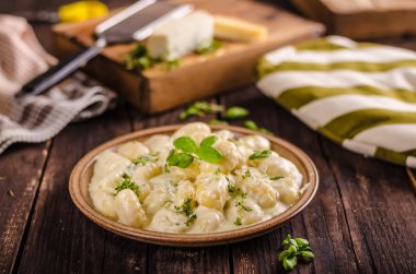 Peynirli gnocchi rokfor soslu ve galic