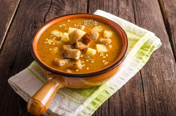 Goulash soep met croutons en aardappelen — Stockfoto