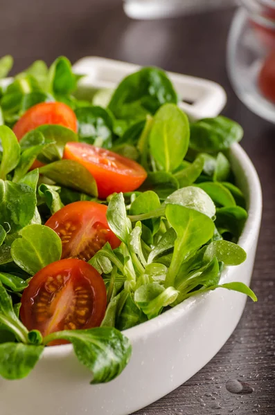 Lamb lettuce salad, tomatoes and herbs — Stock Photo, Image