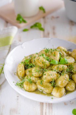 Pesto gnocchi, sarımsak ve taze otlar zeytin yağı