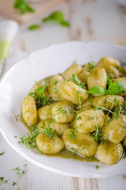 Pesto gnocchi, sarımsak ve taze otlar zeytin yağı