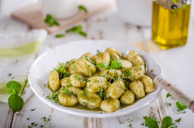Pesto gnocchi, sarımsak ve taze otlar zeytin yağı