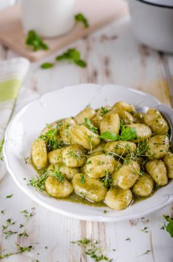 Pesto gnocchi, sarımsak ve taze otlar zeytin yağı