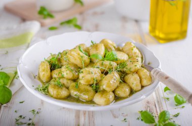 Pesto gnocchi, sarımsak ve taze otlar zeytin yağı
