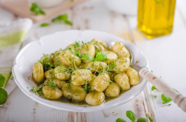 Pesto gnocchi, sarımsak ve taze otlar zeytin yağı