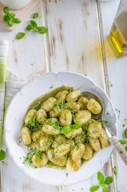 Pesto gnocchi, sarımsak ve taze otlar zeytin yağı