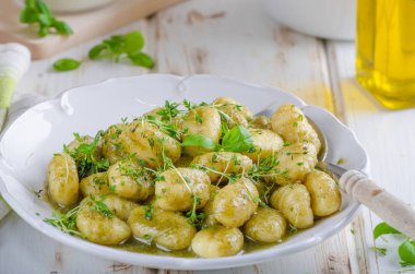 Pesto gnocchi, sarımsak ve taze otlar zeytin yağı