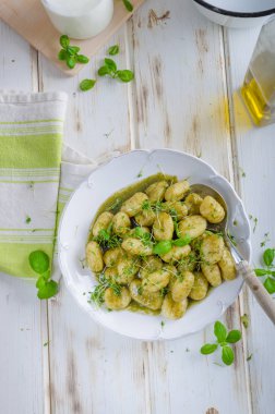 Pesto gnocchi, sarımsak ve taze otlar zeytin yağı