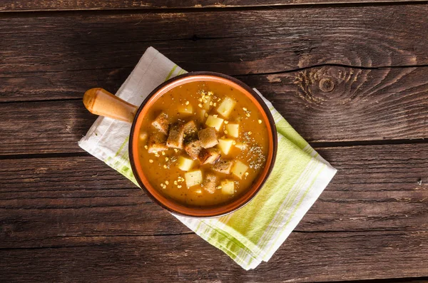 Goulash soep met croutons en aardappelen — Stockfoto