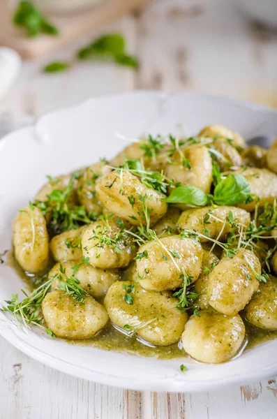 Gnocchi di pesto, aglio ed erbe fresche olio d'oliva — Foto Stock