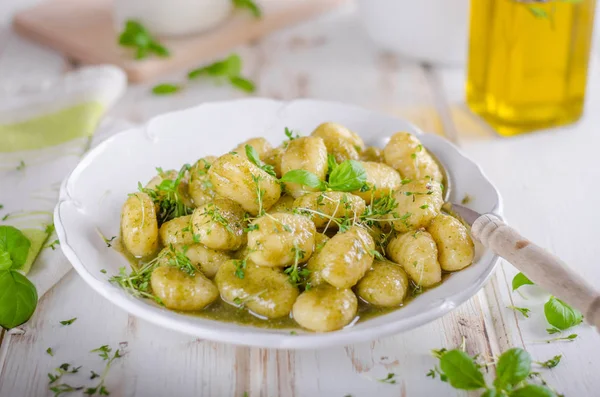 Pesto gnocchi, knoflook en verse kruiden, olijfolie — Stockfoto
