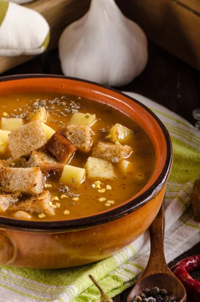 Goulash soep met croutons en aardappelen — Stockfoto