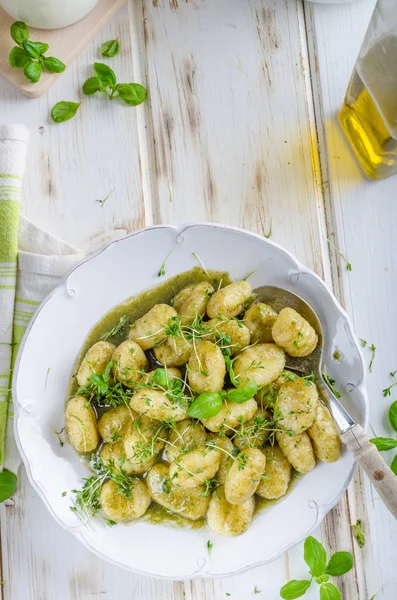 Pesto gnocchi, sarımsak ve taze otlar zeytin yağı — Stok fotoğraf