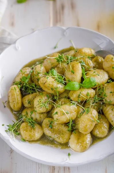 Pesto gnocchi, garlic and fresh herbs olive oil — Stock Photo, Image