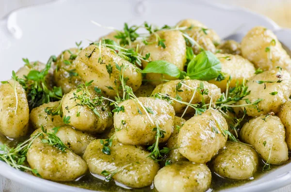 Pesto ñoquis, ajo y hierbas frescas aceite de oliva —  Fotos de Stock