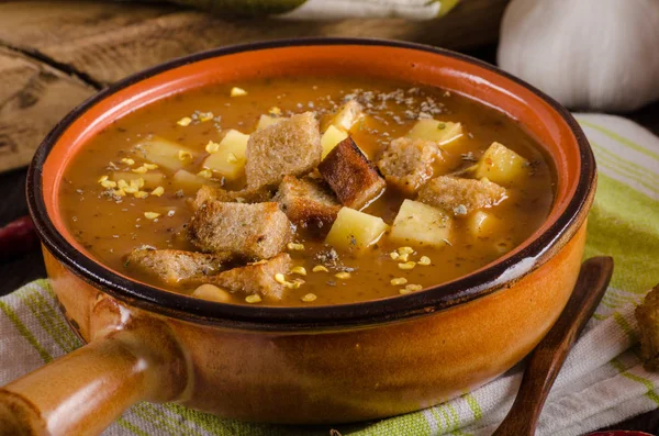 Sopa de gulash con croutons y patatas —  Fotos de Stock