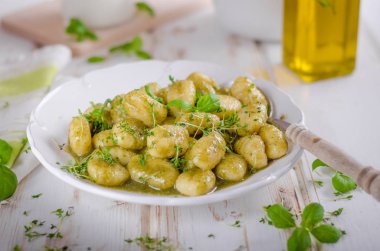 Pesto gnocchi, sarımsak ve taze otlar zeytin yağı