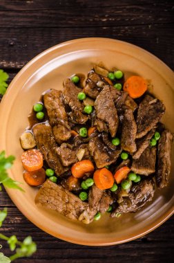 Sebze ve soya Sarımsak soslu domuz eti madalyonlar