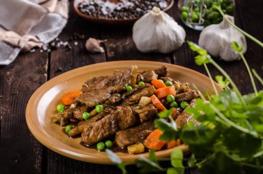 Sebze ve soya Sarımsak soslu domuz eti madalyonlar