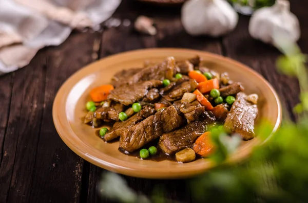 Schweinemedaillons mit Gemüse und Soja-Knoblauch-Sauce — Stockfoto