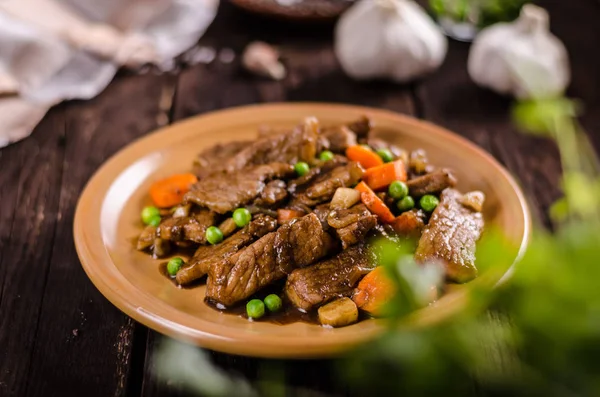 Medallones de cerdo con salsa de ajo vegetal y de soja — Foto de Stock