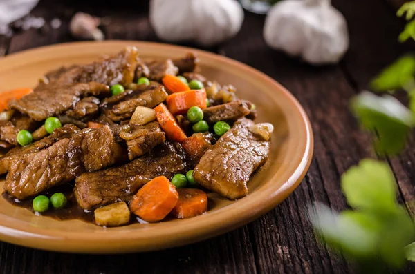 Médaillons de porc à la sauce aux légumes et à l'ail de soja — Photo