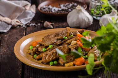 Sebze ve soya Sarımsak soslu domuz eti madalyonlar